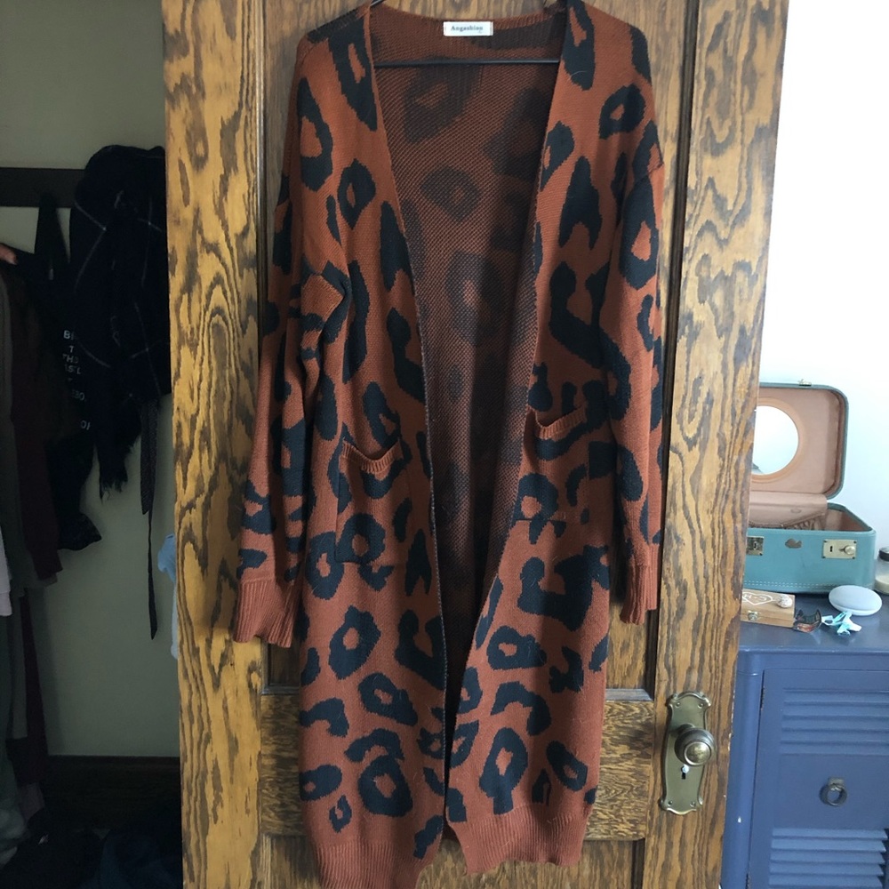 Angashion Long-sleeve Leopard Sweater